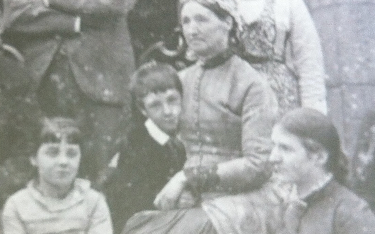 Elizabeth's mother Florence (right) pictured with her grandmother Bena Colley, her uncle Eddie (who went down with Titanic) and her aunt Gertrude (great-grandmother to Ralph and Jospeh Fiennes). 
